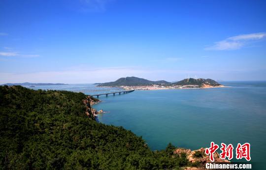 煙臺環(huán)境優(yōu)美、氣候宜人，遍布的海水浴場、濱海觀光景點為游艇帆船產業(yè)發(fā)展創(chuàng)造了條件。(資料圖) 楊兵 攝