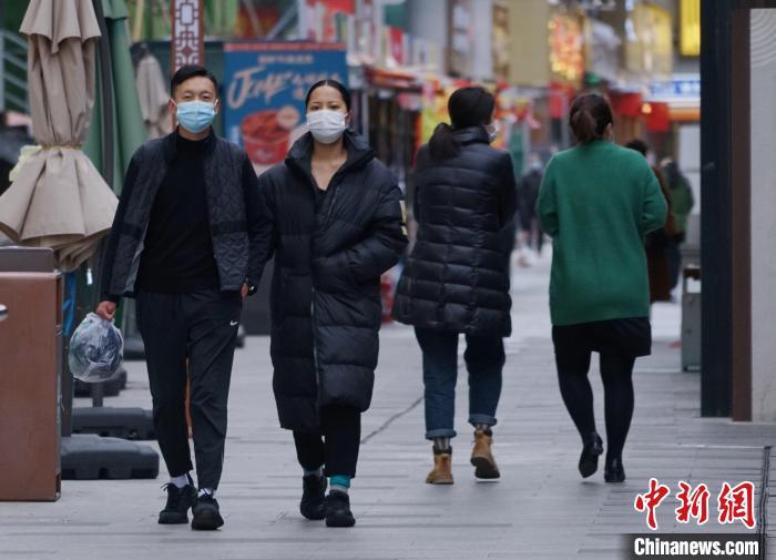 圖為市民穿羽絨服出行?！●R銘言 攝